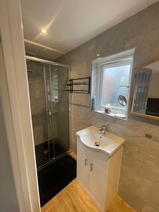 One Bedroom Annex With Private Entrance Morden  Exterior photo