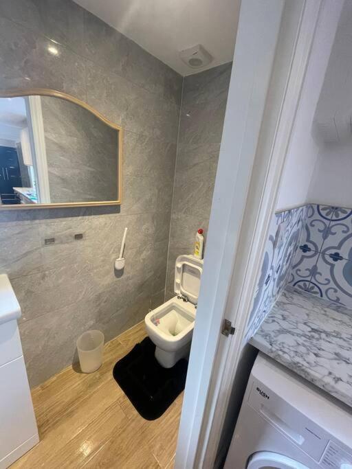 One Bedroom Annex With Private Entrance Morden  Exterior photo