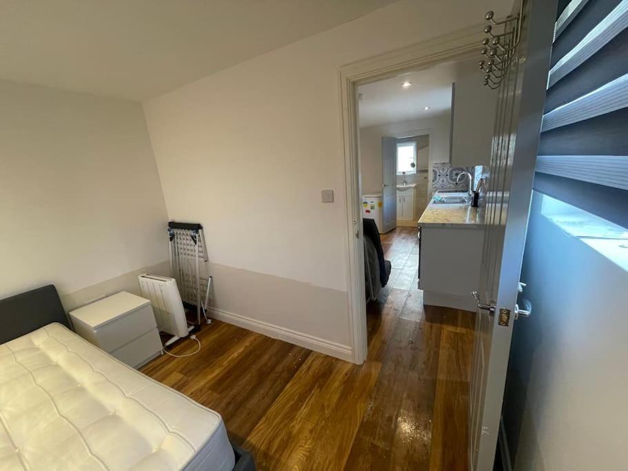One Bedroom Annex With Private Entrance Morden  Exterior photo