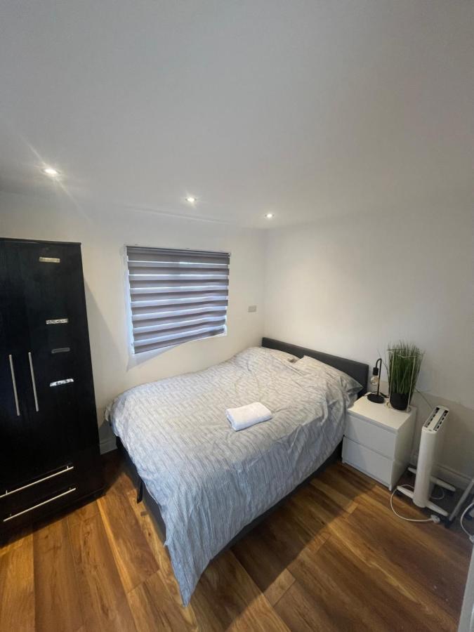 One Bedroom Annex With Private Entrance Morden  Exterior photo