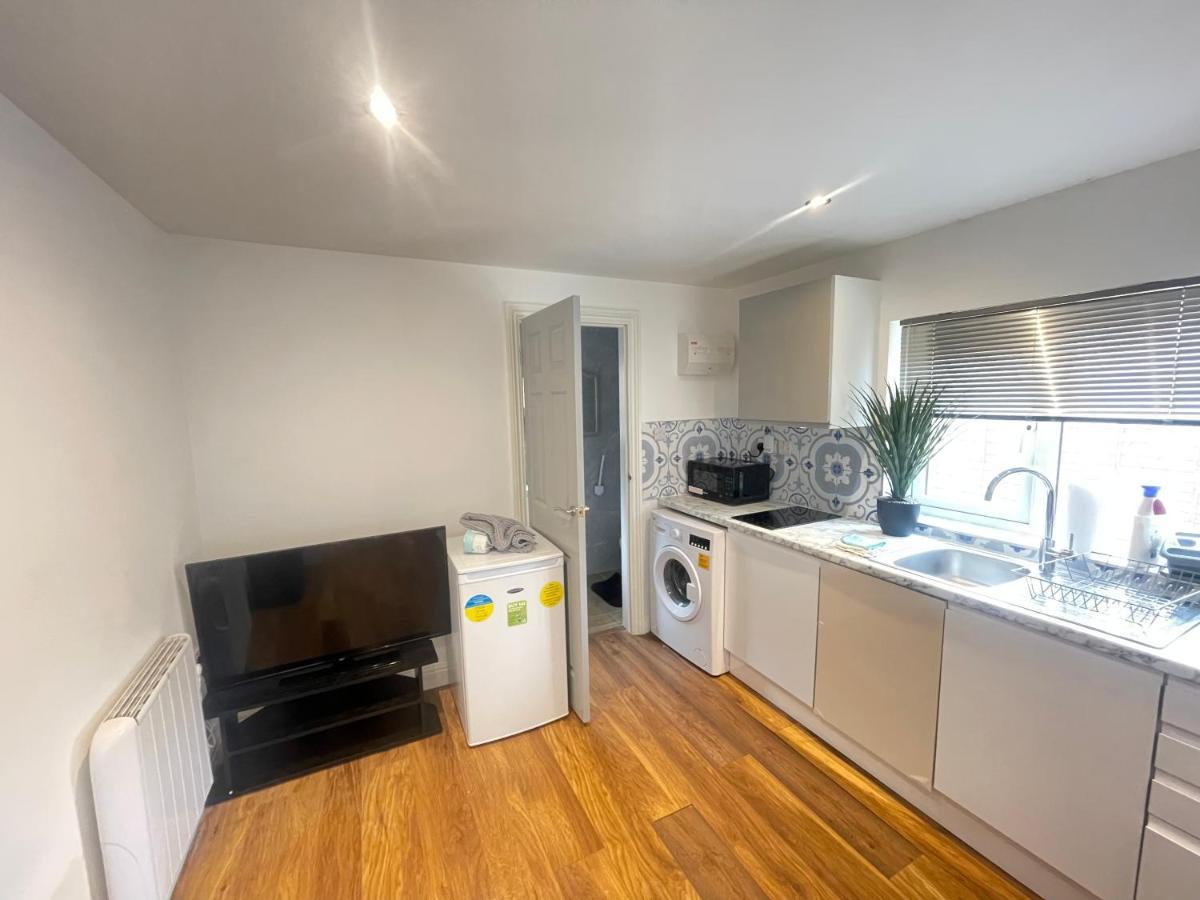 One Bedroom Annex With Private Entrance Morden  Exterior photo